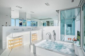 مجففات شعر، مناشف، صابون، ورق حمّام