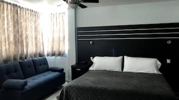 Suite Deluxe, para no fumadores, vista a la ciudad | Tabla de planchar con plancha y wifi gratis