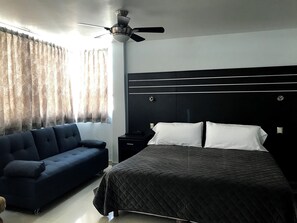 Suite Deluxe, para no fumadores, vista a la ciudad | Tabla de planchar con plancha y wifi gratis