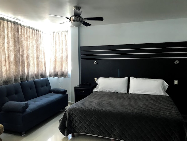 Suite Deluxe, para no fumadores, vista a la ciudad | Tabla de planchar con plancha y wifi gratis