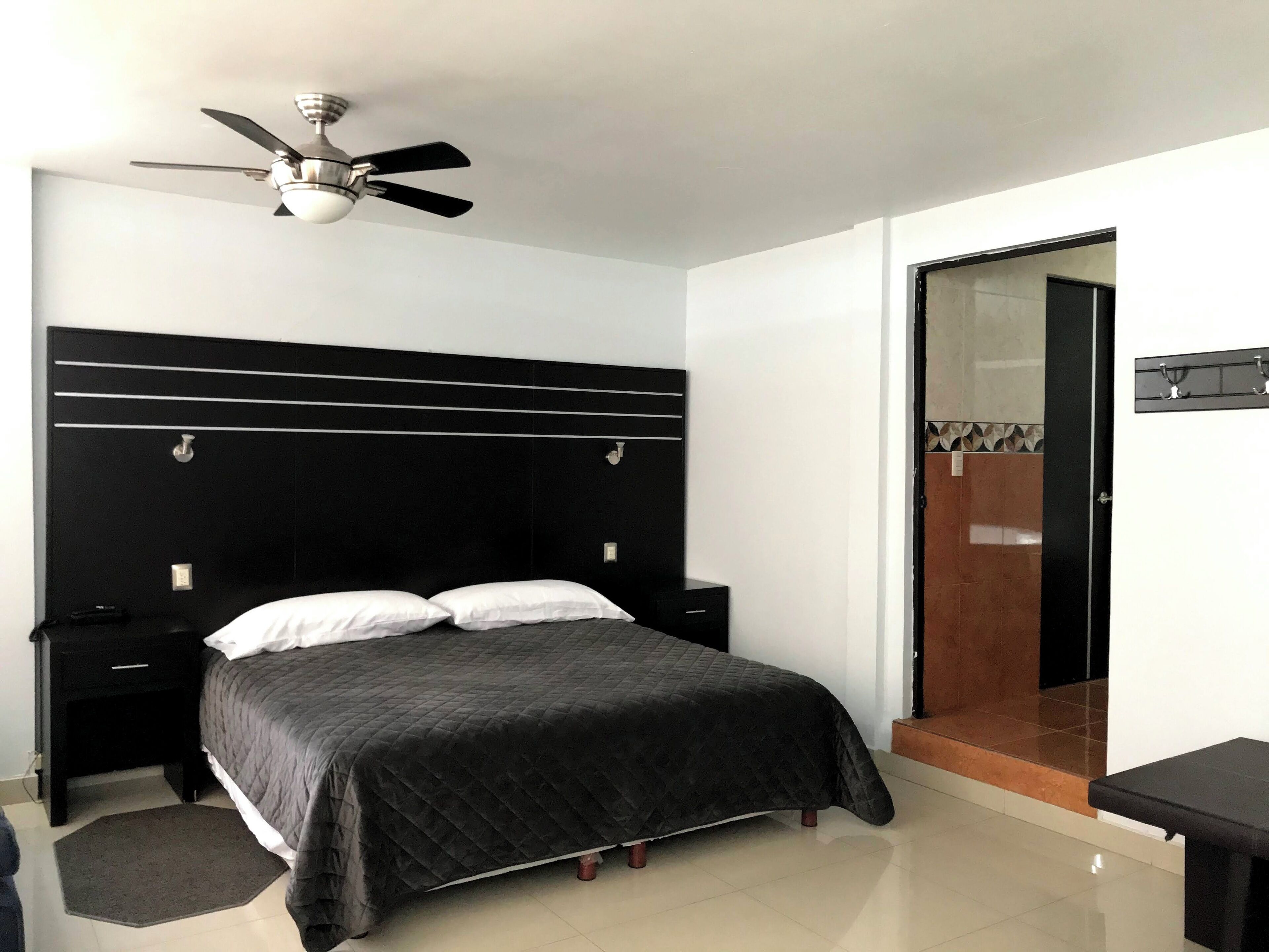 Suite Deluxe, para no fumadores, vista a la ciudad | Tabla de planchar con plancha y wifi gratis 