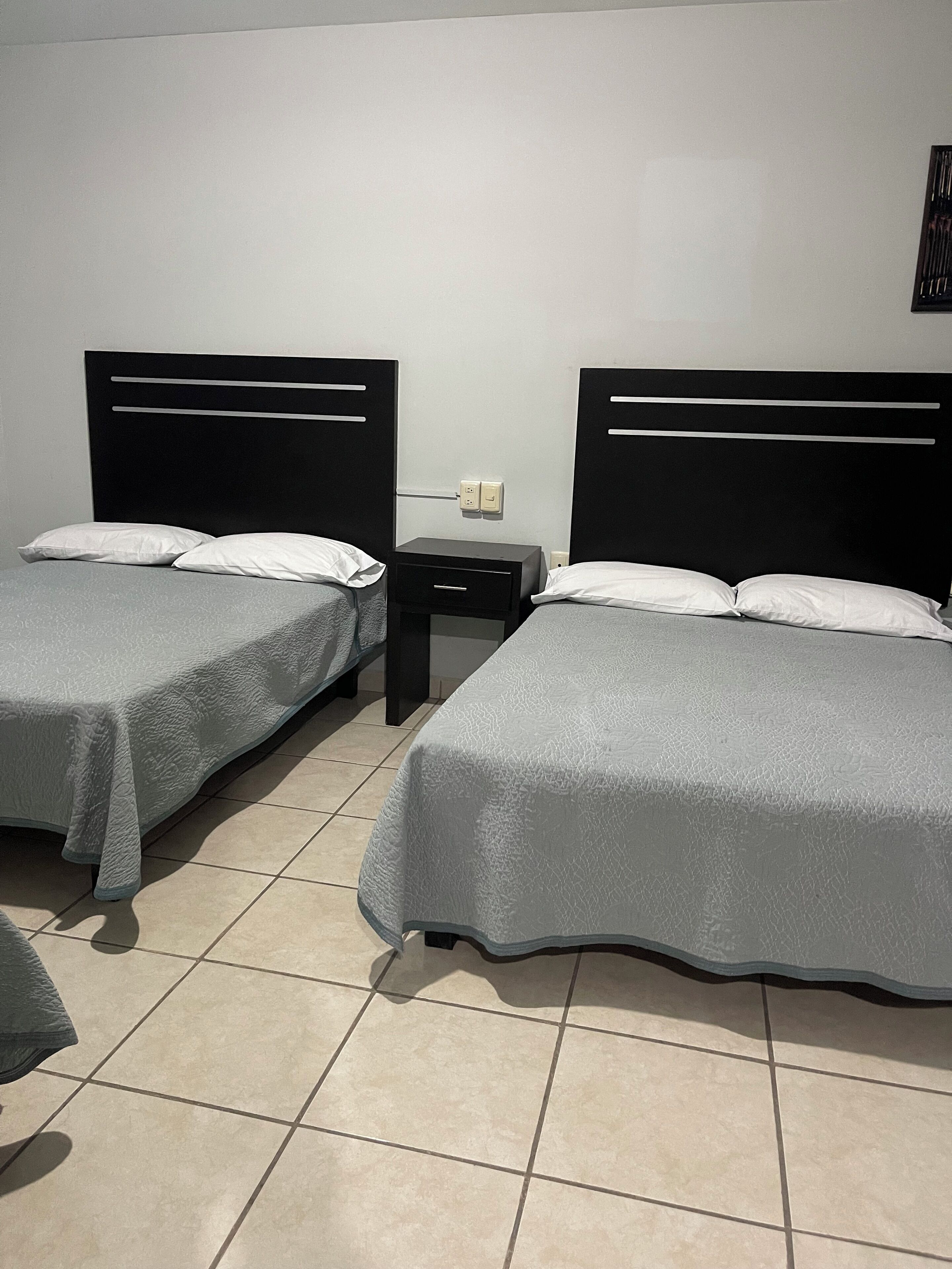 Habitación triple Confort, baño privado, vista a la ciudad | Tabla de planchar con plancha y wifi gratis 