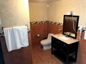 Suite Deluxe, para no fumadores, vista a la ciudad | Baño | Toallas, jabón, shampoo, papel de baño