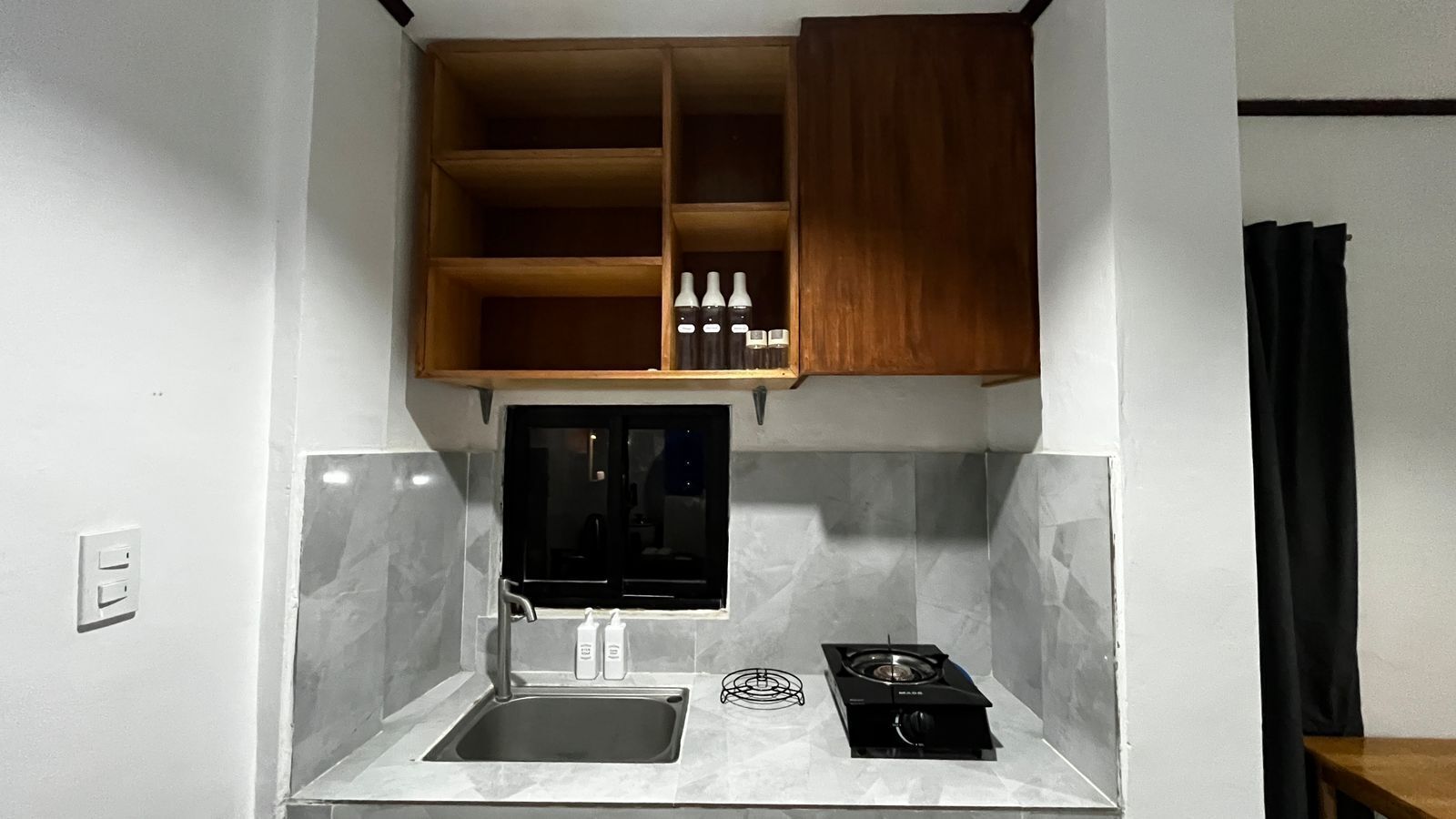 Fridge, stovetop, electric kettle, cookware/dishes/utensils