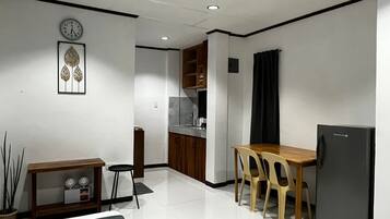 Frigorífico, placa de cocina, hervidor eléctrico y utensilios de cocina