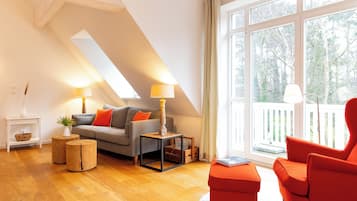 Fernseher, Kamin, Bücher, Stereoanlage