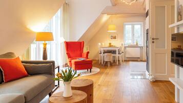 Fernseher, Kamin, Bücher, Stereoanlage