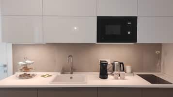 Réfrigérateur, micro-ondes, plaque de cuisson, cafetière/bouilloire