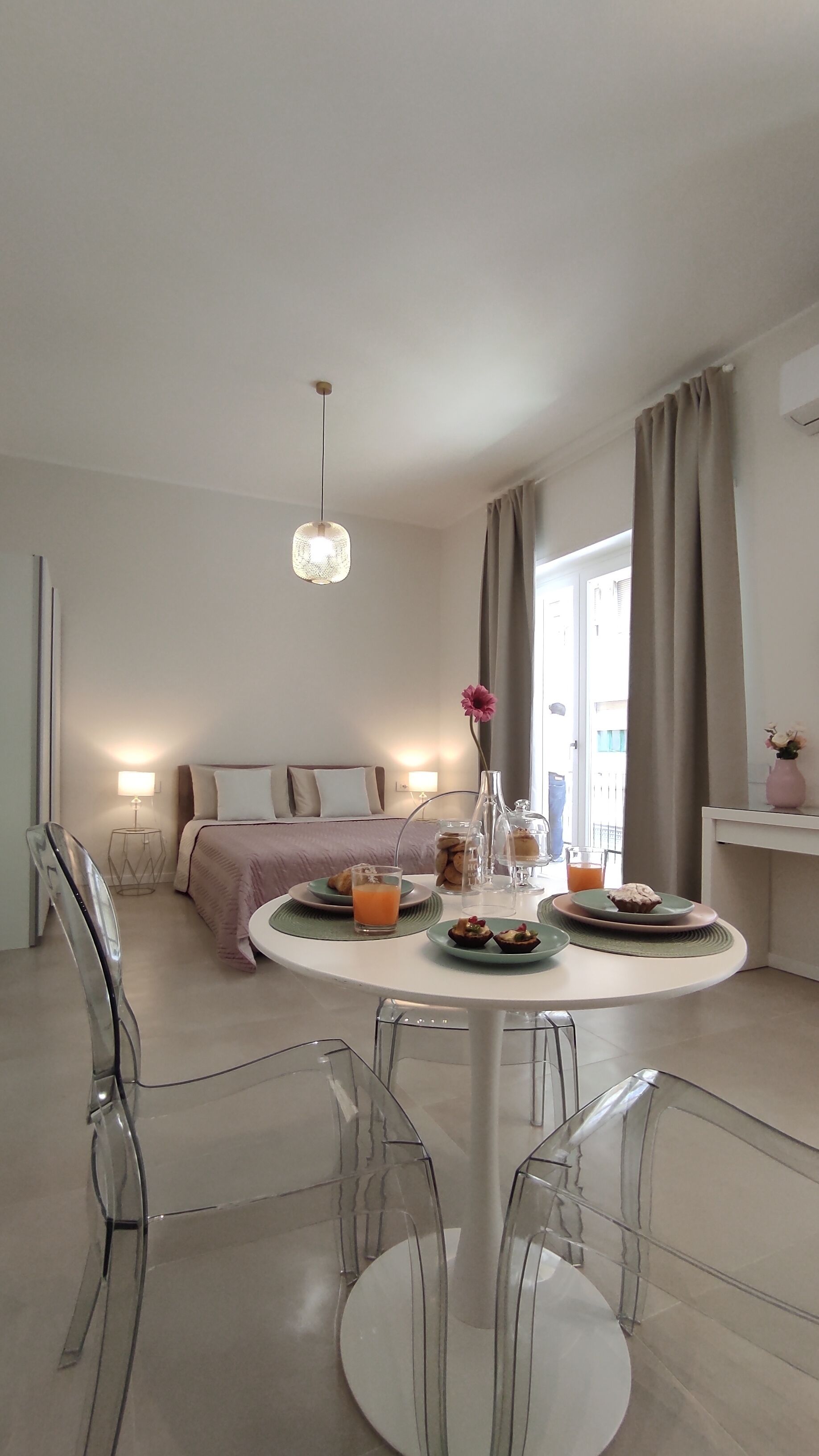 1 chambre, bureau, fer et planche à repasser, lit parapluie