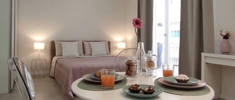 1 chambre, bureau, fer et planche à repasser, lit parapluie