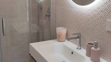 Shower, hair dryer, bidet, towels
