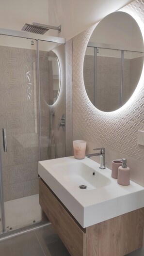 Shower, hair dryer, bidet, towels - Brand New & Stylish Studio @ Salerno Center: The Perfect Base for Amalfi Coast (Salerno)