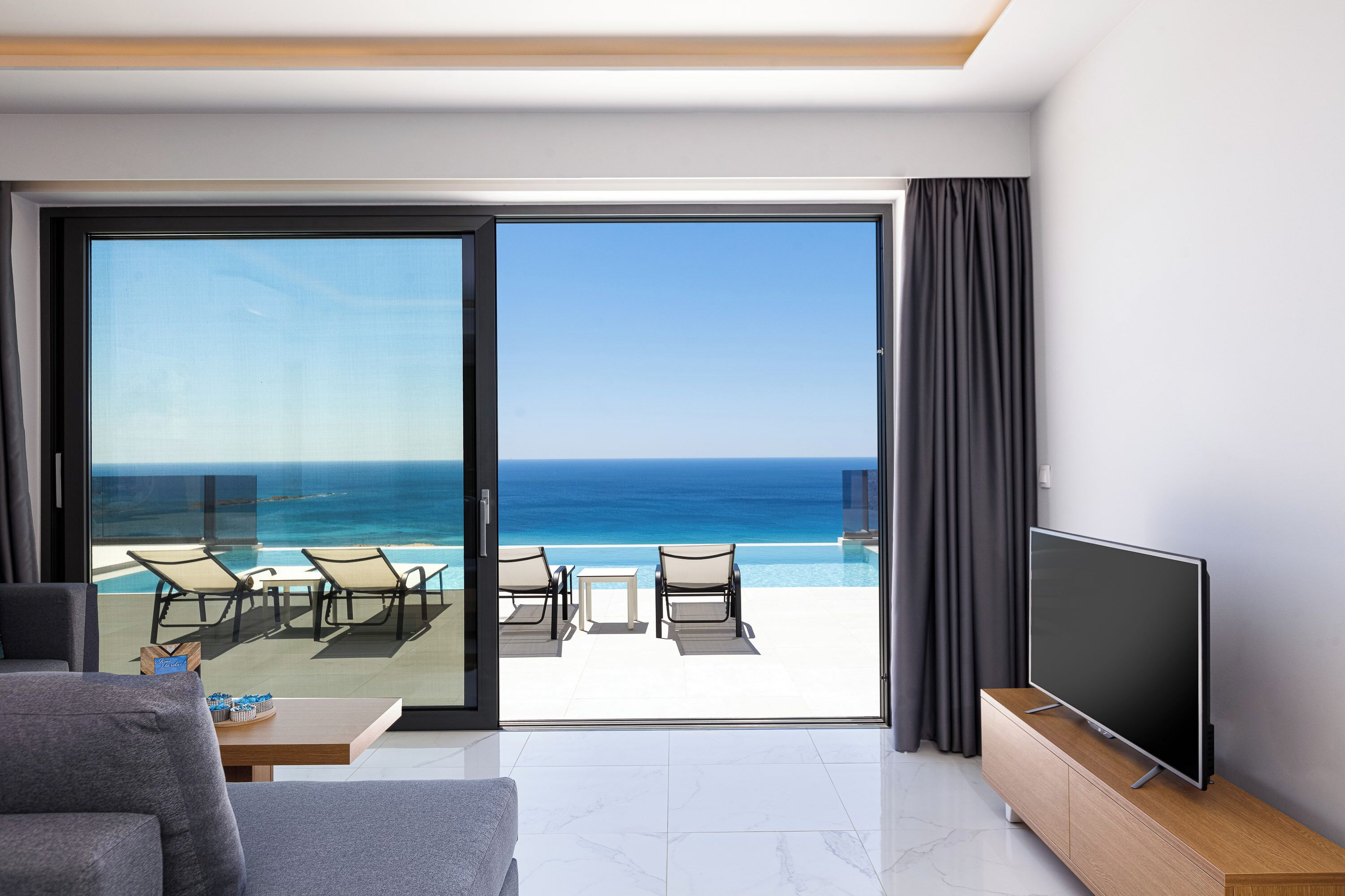 Deluxe Villa, 3 Bedrooms, Private Pool, Sea View (NEREA) | 起居區 | 平面電視