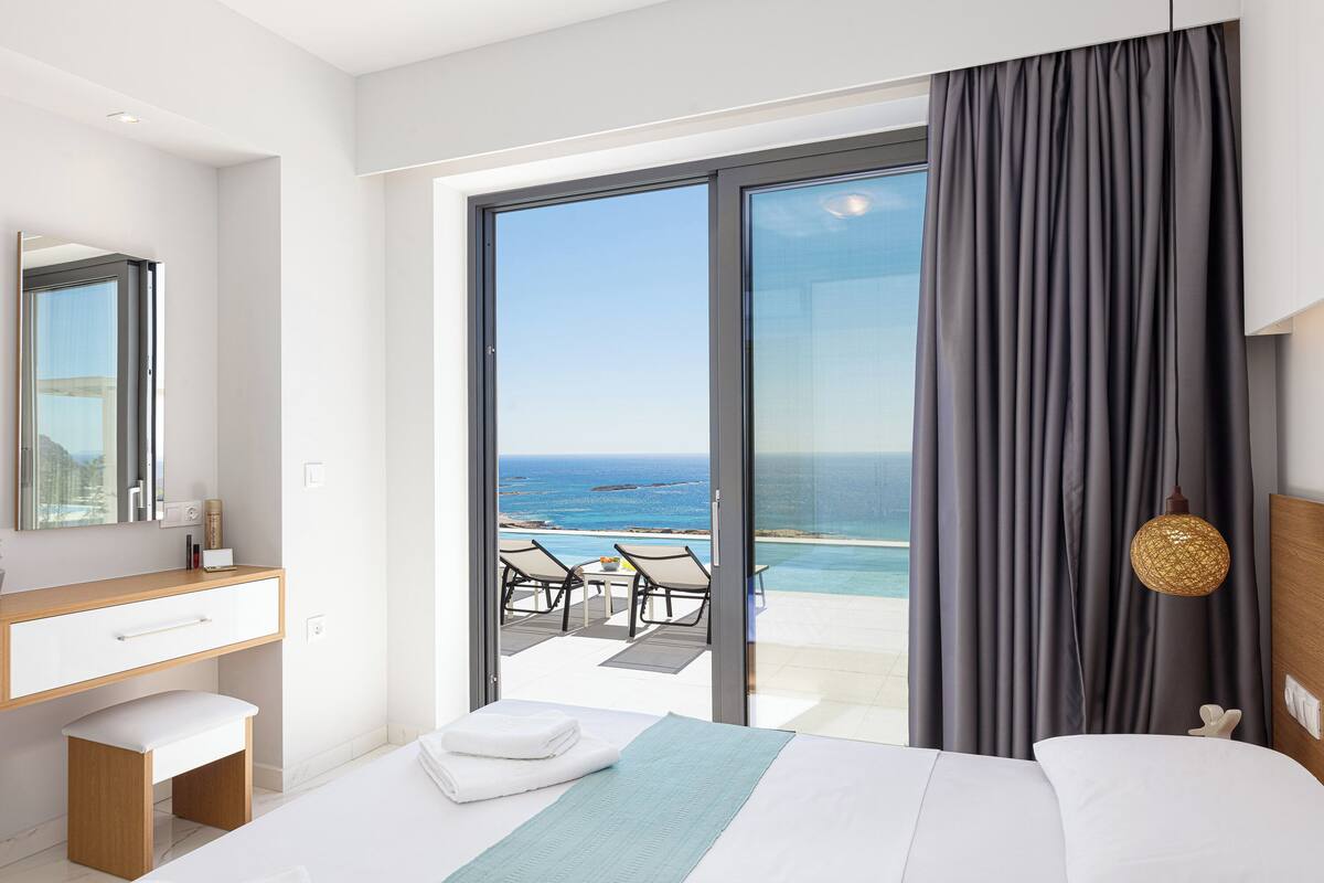 Deluxe Villa, 2 Bedrooms, Private Pool, Sea View (ERATO) | Safe på rommet, blendingsgardiner, lydisolert og strykejern/-brett