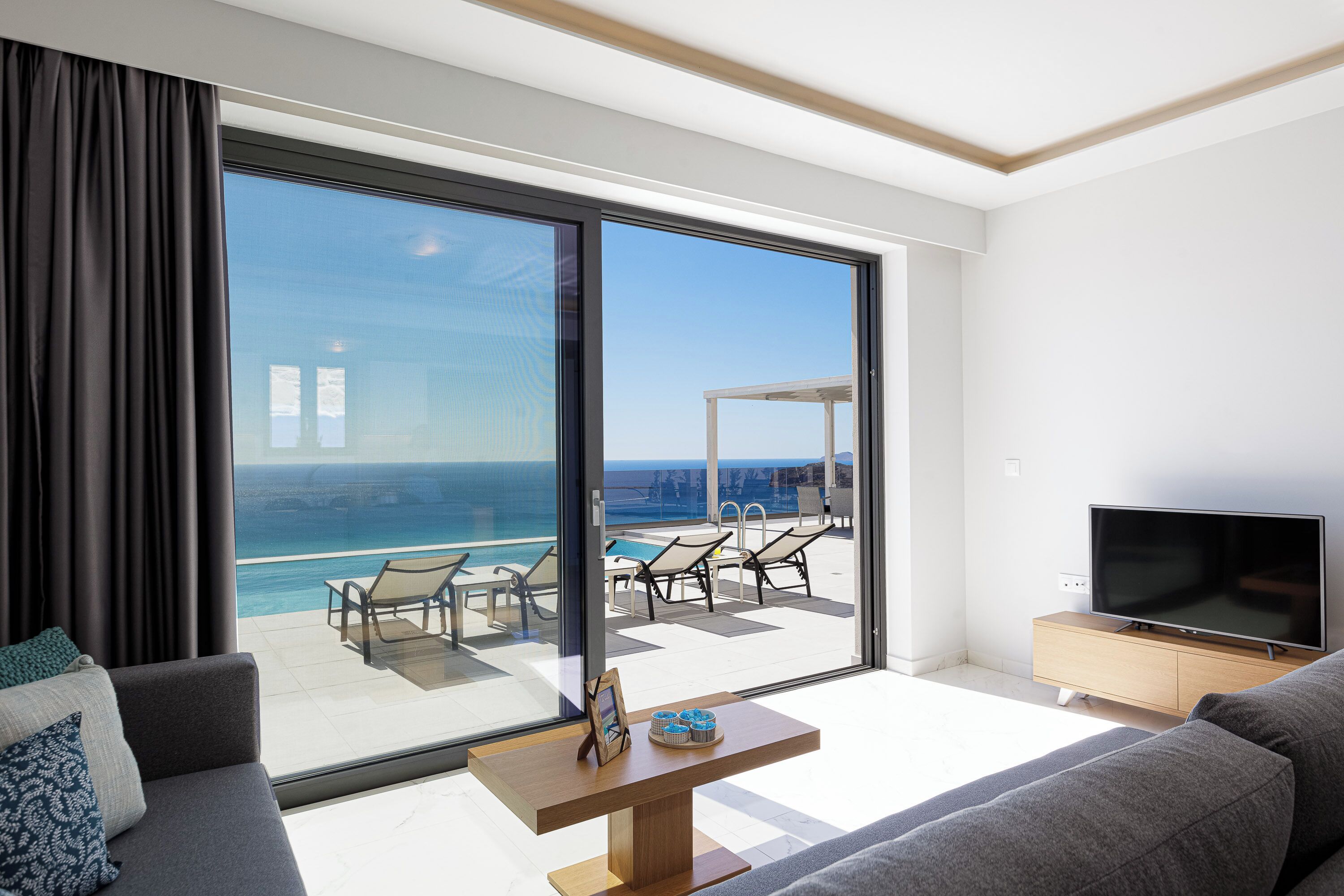 Deluxe Villa, 2 Bedrooms, Private Pool, Sea View (ERATO) | Opholdsområde | Fladskærms-tv