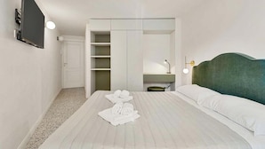 A hotel room with a bed, a wardrobe, a desk, and a TV. - Paradise 1, Marine Lands (Riomaggiore)