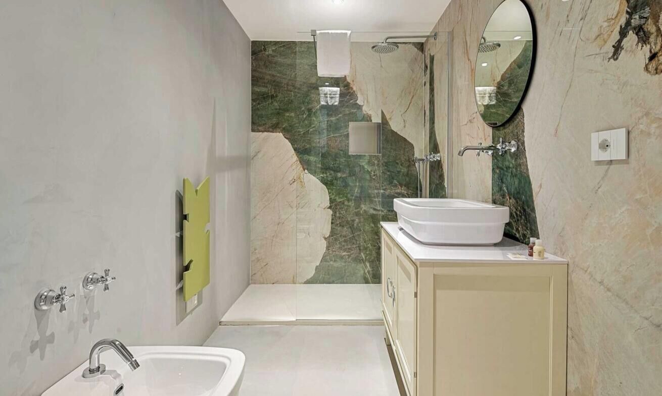 Doccia, bidet, asciugamani, carta igienica