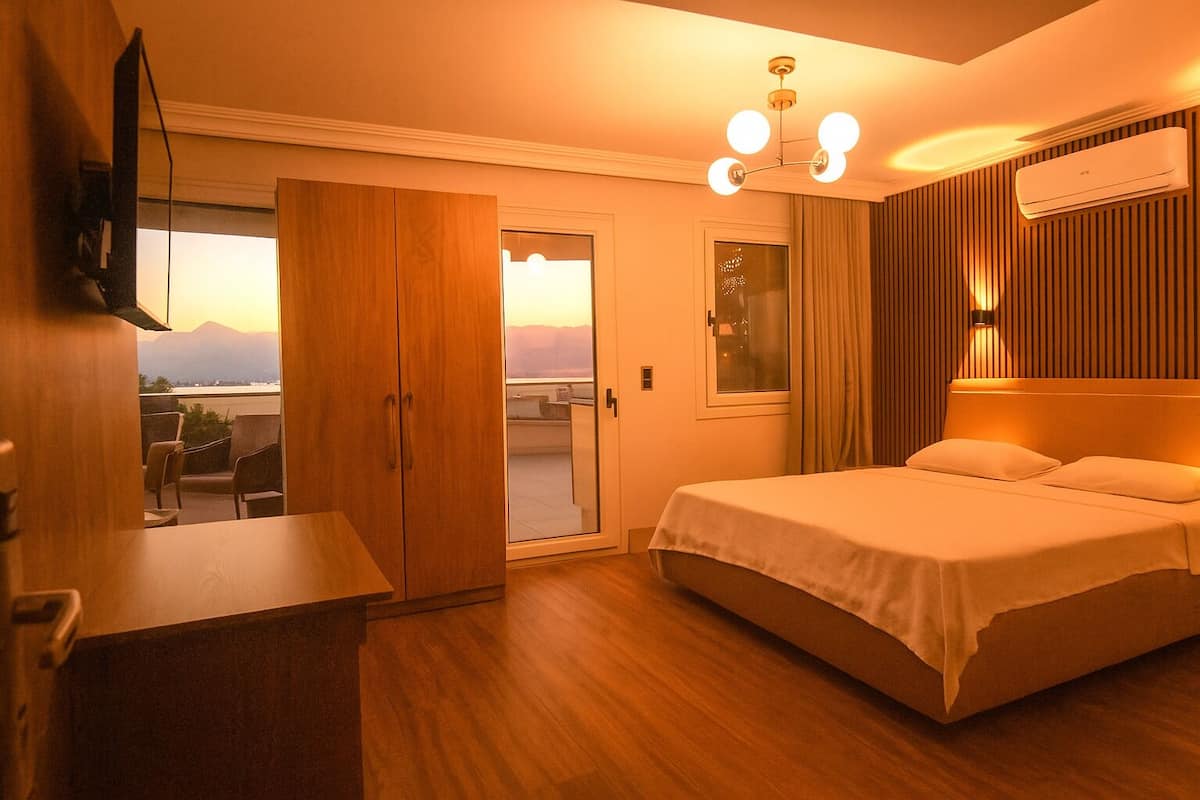 Deluxe-Zimmer, Stadtblick | Schreibtisch, laptopgeeigneter Arbeitsplatz, schallisolierte Zimmer