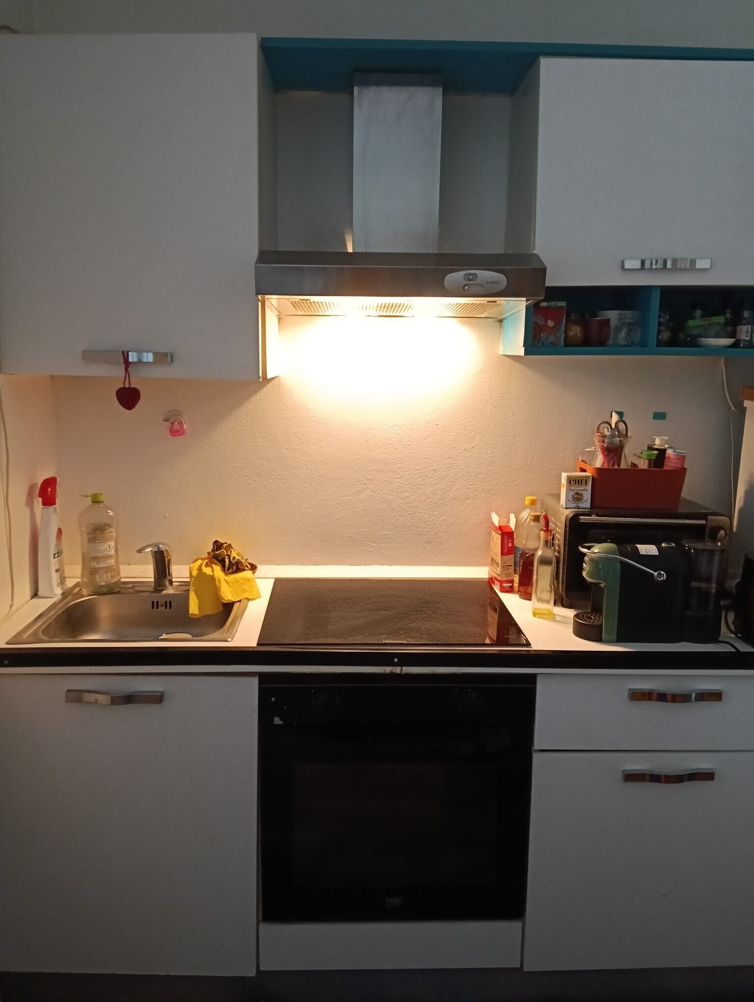 Mikroaaltouuni, uuni, kahvin-/teenkeitin, vedenkeitin