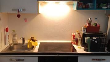 Mikroaaltouuni, uuni, kahvin-/teenkeitin, vedenkeitin