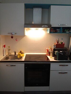 Mikroaaltouuni, uuni, kahvin-/teenkeitin, vedenkeitin