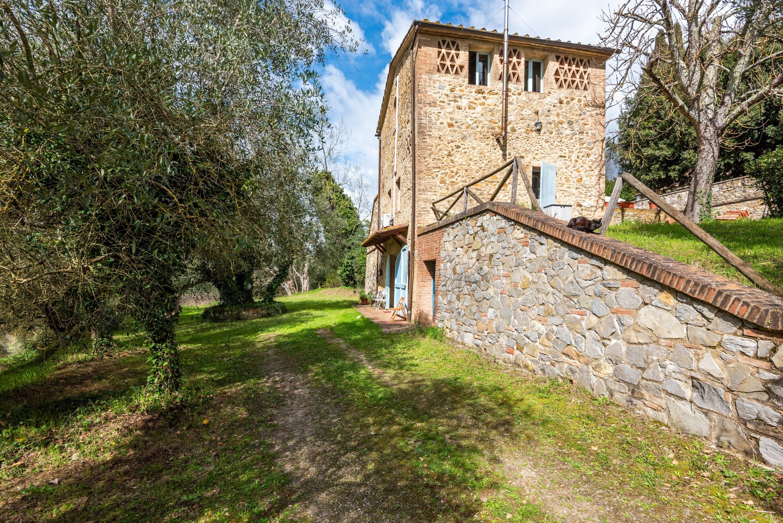 المنشأة من الخارج