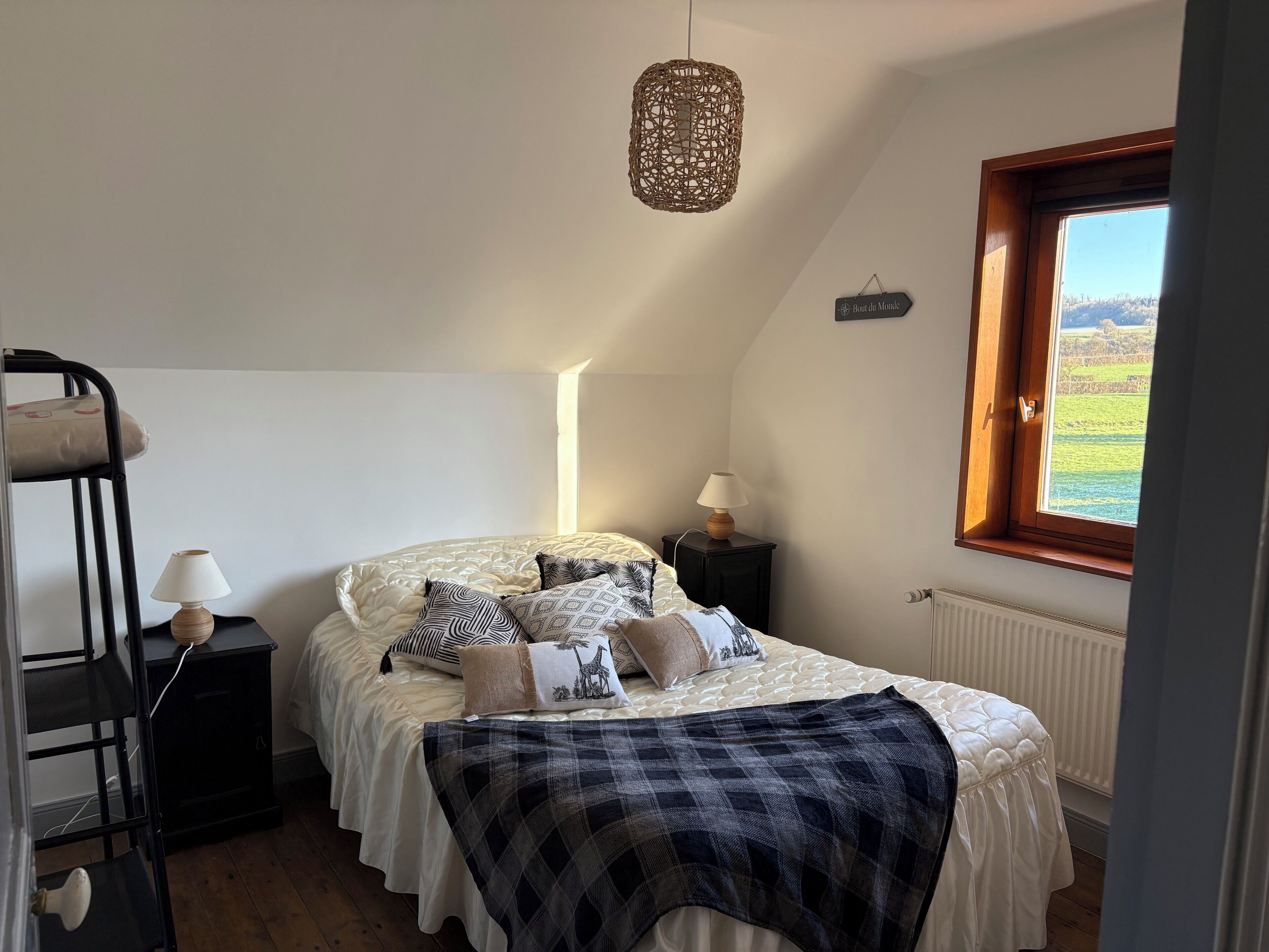 Bureau, fer et planche à repasser