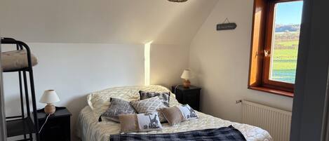 Bureau, fer et planche à repasser