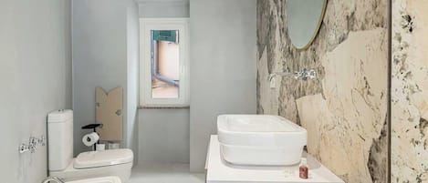 Douche, bidet, serviettes fournies, papier toilette