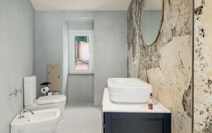 Shower, bidet, towels, toilet paper - defaultName (Riomaggiore)