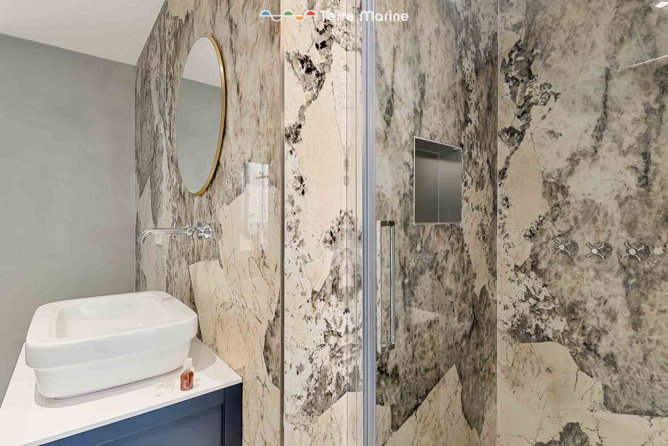 Doccia, bidet, asciugamani, carta igienica