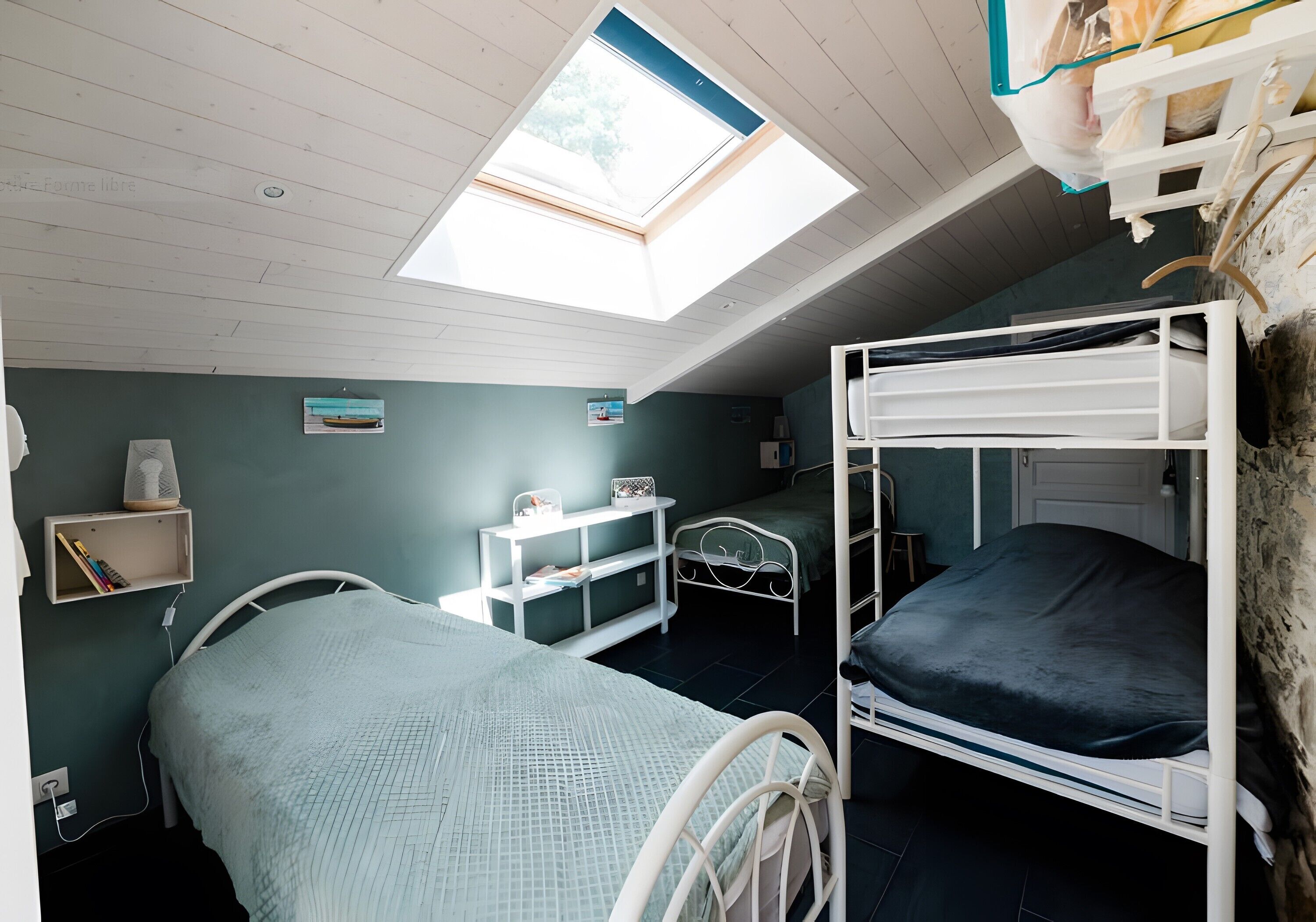 Tabla de planchar con plancha, wifi y ropa de cama 