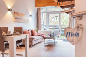 TV, books - Moin and welcome to Apartment Deichglück! (Dangast)