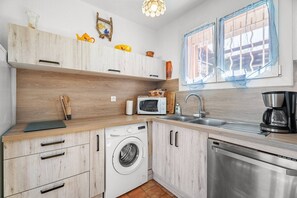 K ühlschrank, Mikrowelle, Ofen, Herdplatte