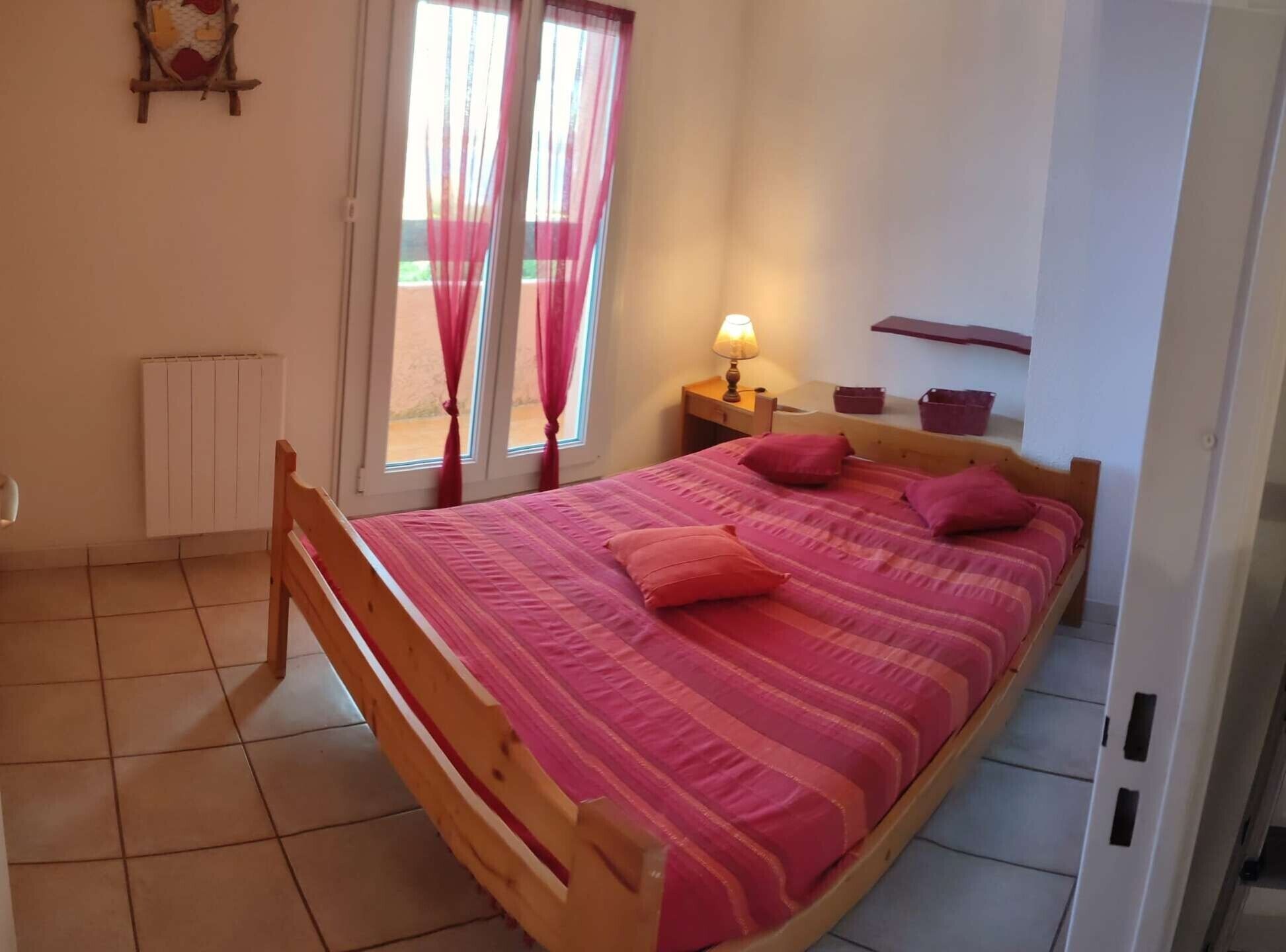 Iron/ironing board, bed sheets