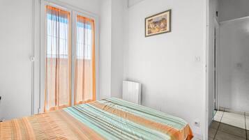 Iron/ironing board, bed sheets