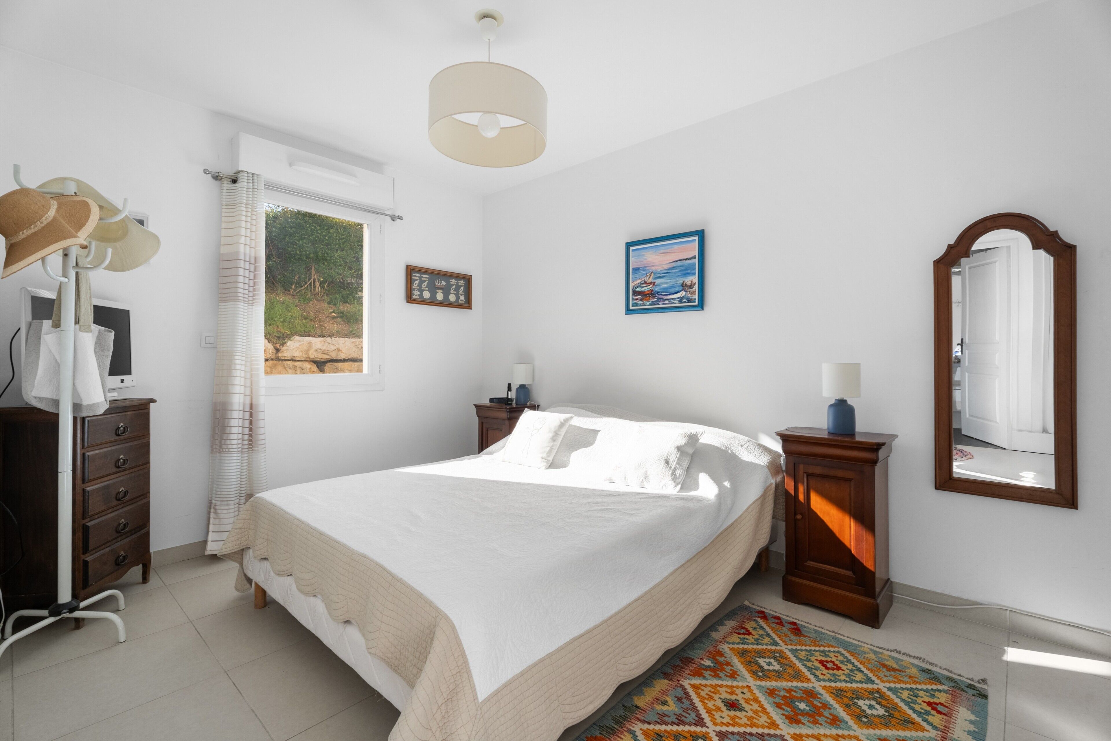 Iron/ironing board, bed sheets