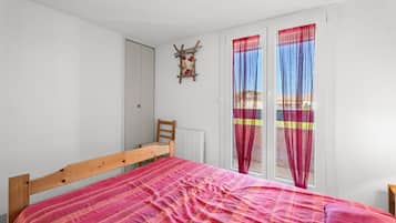 Iron/ironing board, bed sheets