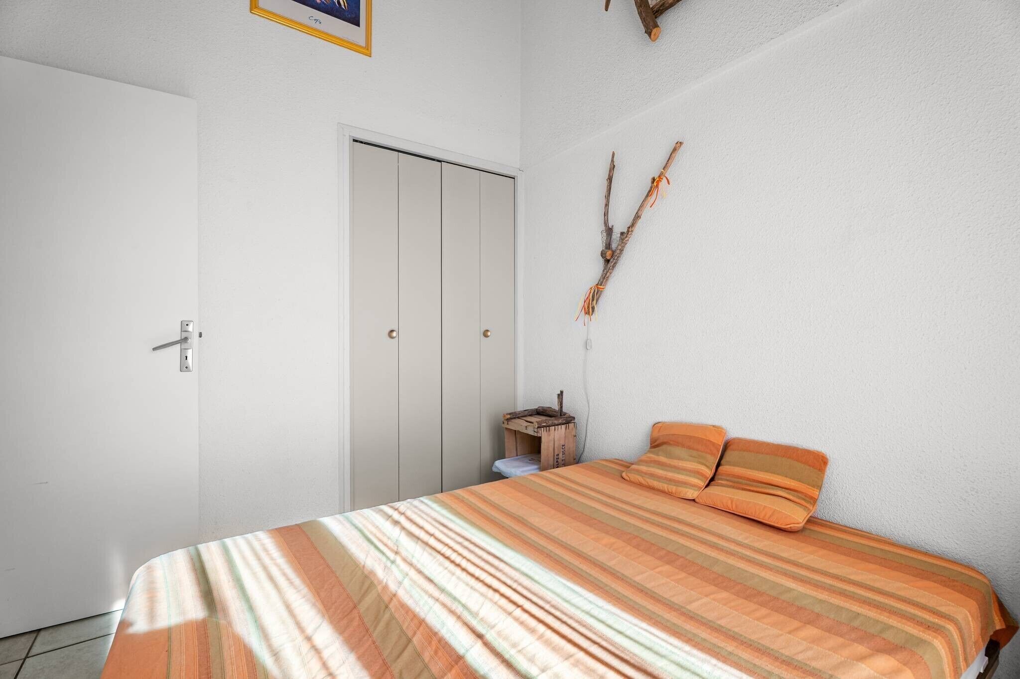 Iron/ironing board, bed sheets