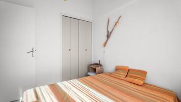 Iron/ironing board, bed sheets