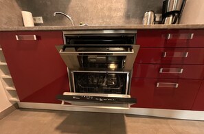 Frigorifero, forno, piano cottura, lavastoviglie