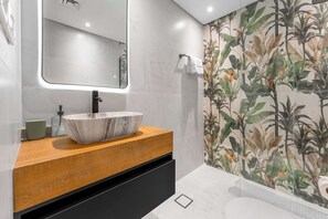 Shower, hair dryer, towels - Free housekeeping visits during your stay - StayShort - High-Floor 1 Bedroom in Dubai Marina that Sleeps 3 (Dubai Marina)