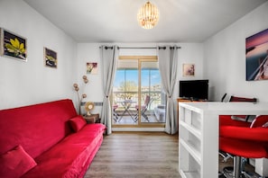 TV - T2 Apartment in Leafy Residence with Shared Pool and Garden (Six-Fours-les-Plages)