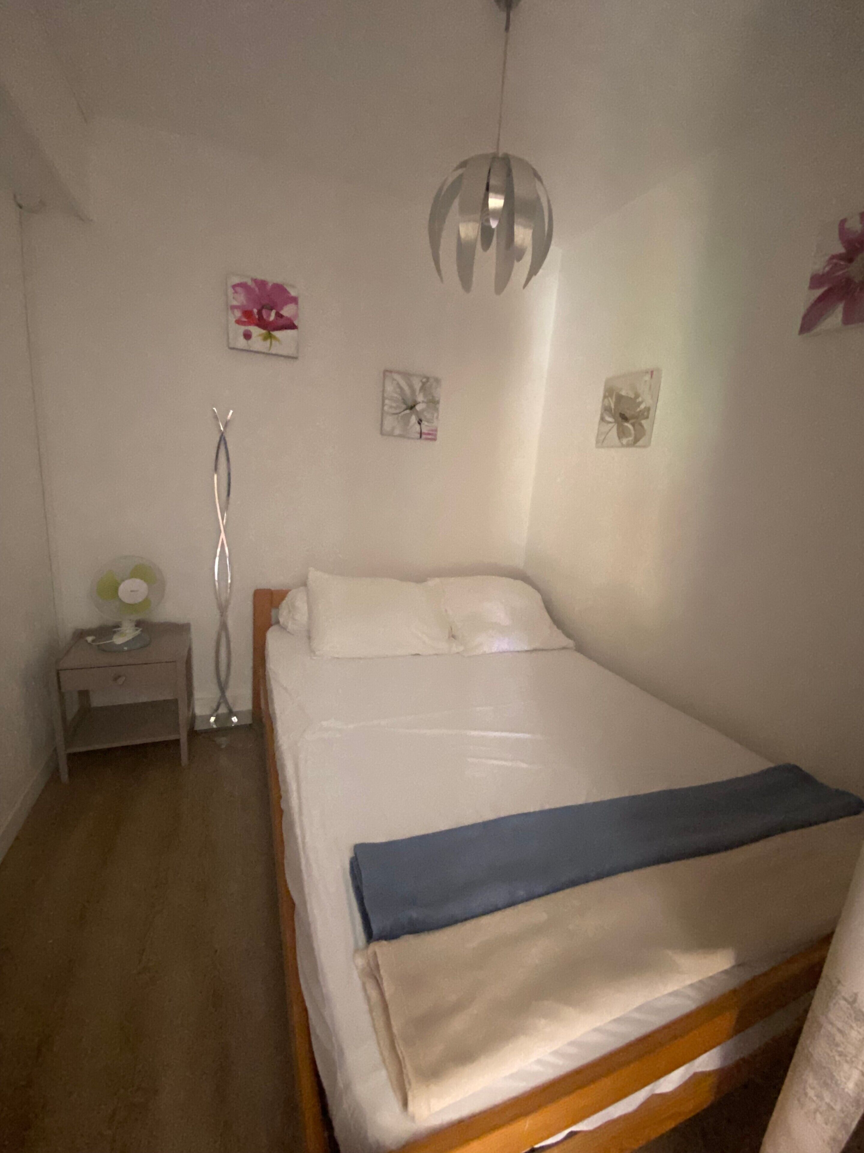 Tabla de planchar con plancha y ropa de cama