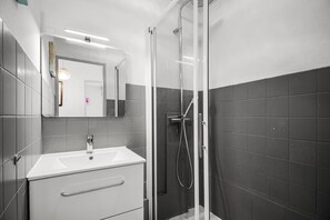 Shower, hair dryer - T2 Apartment in Leafy Residence with Shared Pool and Garden (Six-Fours-les-Plages)
