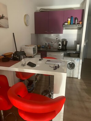 Kylskåp, mikrovågsugn, ugn och spishäll