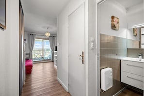 Iron/ironing board - T2 Apartment in Leafy Residence with Shared Pool and Garden (Six-Fours-les-Plages)