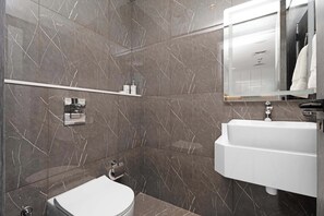 Shower, hair dryer, towels, shampoo - Luxury 1BR with Private Pool & Balcony (Arjan)