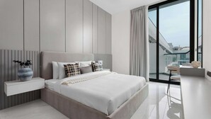 Ein modernes Schlafzimmer mit Bett, Nachttisch und Blick ins Freie.