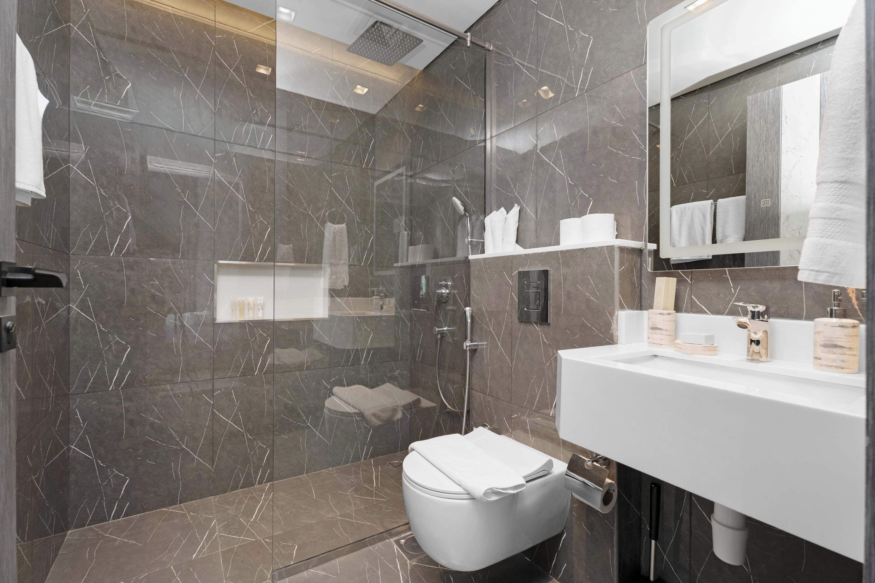 Een douche, een haardroger, handdoeken, shampoo